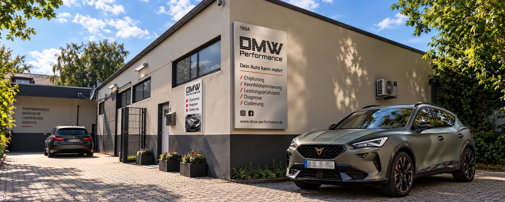 Die Werkstatt von DMW-Performance in Duisburg von aussen: Firmenschild mit den Leistungen, davor ein Kundenfahrzeug auf dem gepflasterten Hof