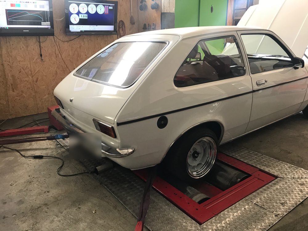 Klassiker auf dem Rollenprüfstand bei DMW-Performance, im Hintergrund die Messkurven auf dem Bildschirm